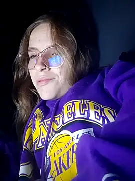 Snapshot of bambiluly chatting on 10-28-25, 02:01 bambiluly online show from 10-28-25, 02:01