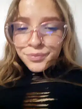 Snapshot of bambiluly chatting on 10-19-25, 02:14 bambiluly online show from 10-19-25, 02:14