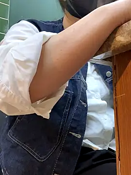 Snapshot of Alice9988 chatting on 10-28-25, 08:24 Alice9988 online show from 10-28-25, 08:24