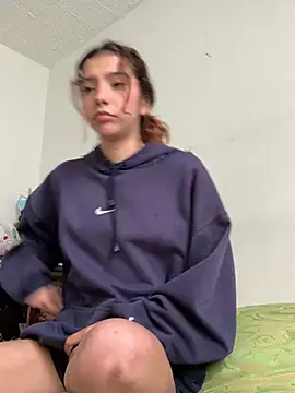 Snapshot of MiaaCute- chatting on 05-04-26, 08:33 MiaaCute- online show from 05-04-26, 08:33