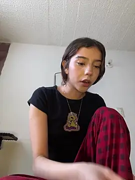 Snapshot of MiaaCute- chatting on 06-12-26, 10:18 MiaaCute- online show from 06-12-26, 10:18
