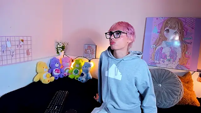 Strawberry Kitty  online show from 10-19-25, 04:04