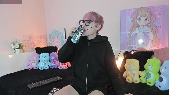 Strawberry Kitty  online show from 12-19-25, 04:27