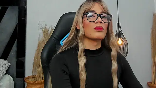 Amelia Brixton online show from 12-15-25, 03:23