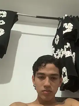 Snapshot of Alex_king17 chatting on 04-05-26, 06:42 Alex king17 online show from 04-05-26, 06:42