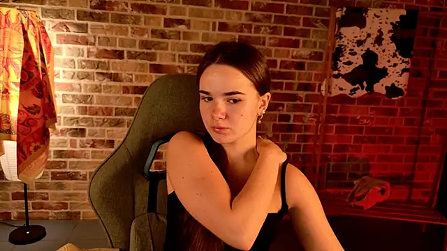 Snapshot of May_Bloom chatting on 10-24-25, 05:17 May Bloom online show from 10-24-25, 05:17