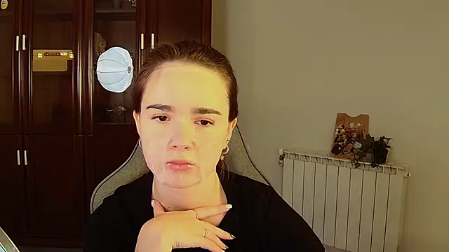 Snapshot of May_Bloom chatting on 10-29-25, 05:39 May Bloom online show from 10-29-25, 05:39