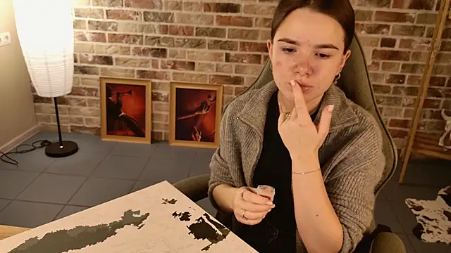 Snapshot of May_Bloom chatting on 12-17-25, 05:12 May Bloom online show from 12-17-25, 05:12