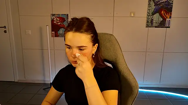 Snapshot of May_Bloom chatting on 10-21-25, 05:29 May Bloom online show from 10-21-25, 05:29