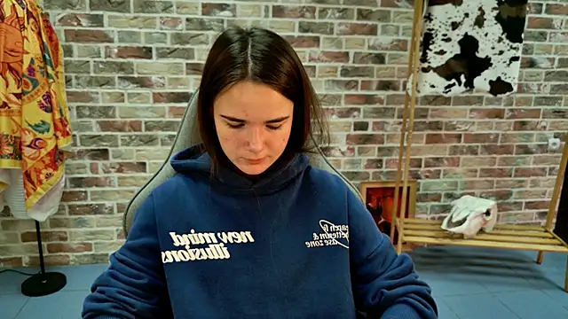 Snapshot of May_Bloom chatting on 10-25-25, 05:17 May Bloom online show from 10-25-25, 05:17