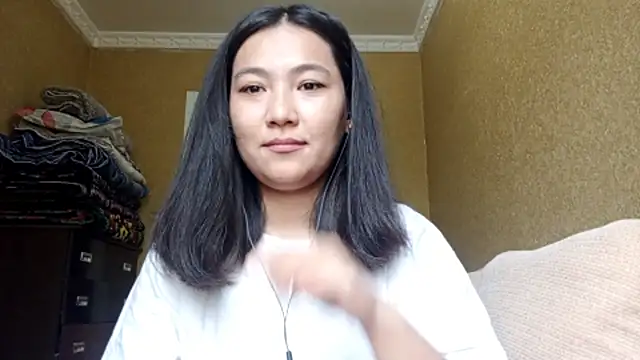 Snapshot of LinneaHyles chatting on 10-28-25, 05:08 LinneaHyles online show from 10-28-25, 05:08