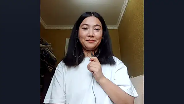 Snapshot of LinneaHyles chatting on 10-27-25, 05:52 LinneaHyles online show from 10-27-25, 05:52