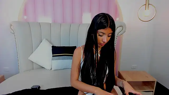 Isabella Marsh online show from 12-16-25, 01:04