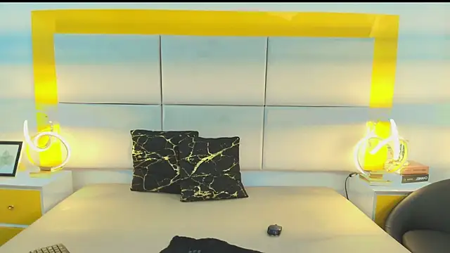 Isabella Marsh online show from 12-19-25, 01:24