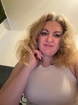 Snapshot of Amelia-Diamond chatting on 11-17-25, 06:39 Amelia-Diamond online show from 11-17-25, 06:39