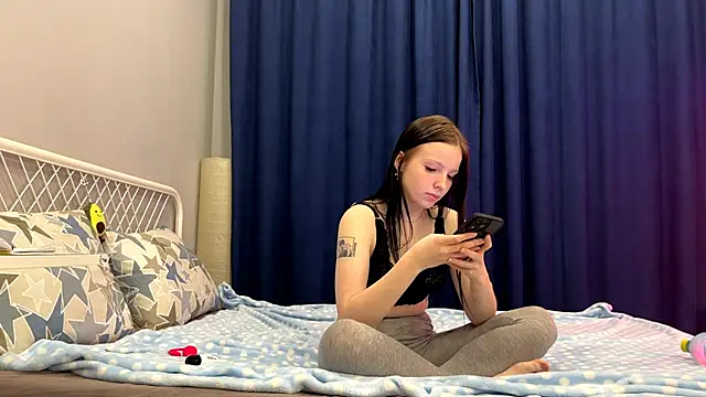 Snapshot of lunavoyce chatting on 10-25-25, 12:32 lunavoyce online show from 10-25-25, 12:32