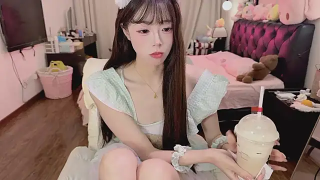 Snapshot of Onecutelittle chatting on 05-08-26, 02:21 Onecutelittle online show from 05-08-26, 02:21