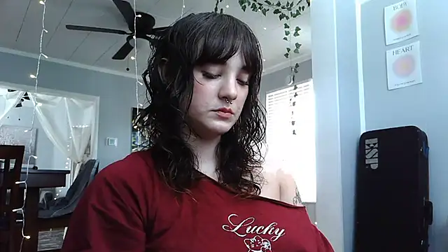 Snapshot of Trickylucy555 chatting on 06-24-26, 06:17 Trickylucy555 online show from 06-24-26, 06:17