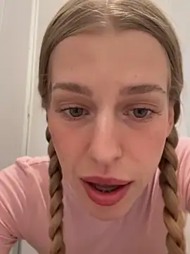 kira mia online show from 04-21-26, 04:46