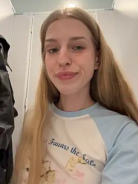 Snapshot of kira_mia chatting on 05-20-26, 07:44 kira mia online show from 05-20-26, 07:44