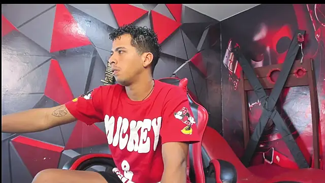 Snapshot of Raphael_Latin chatting on 10-23-25, 04:00 Raphael Latin online show from 10-23-25, 04:00