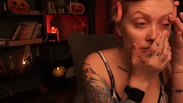 Kiki shay online show from 10-31-25, 01:19