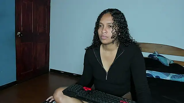 Snapshot of Angel-love02 chatting on 10-24-25, 12:48 Angel-love02 online show from 10-24-25, 12:48