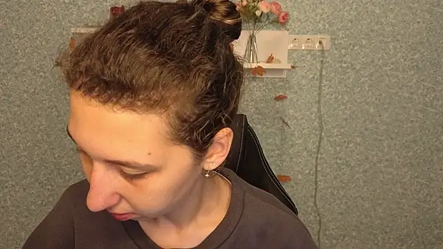 CuteEllii online show from 11-28-25, 05:07