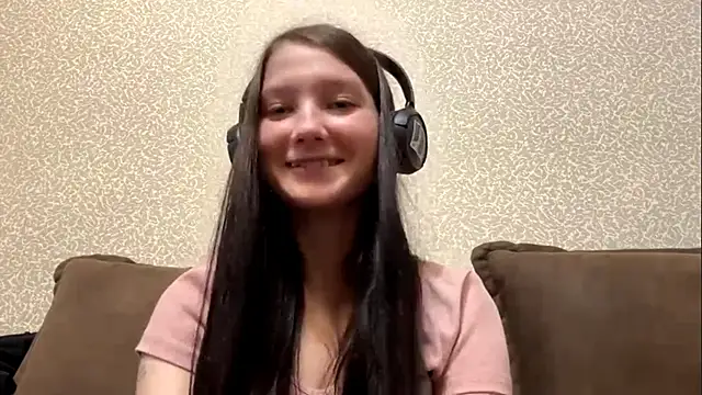 Snapshot of auroracus chatting on 10-22-25, 08:14 auroracus online show from 10-22-25, 08:14