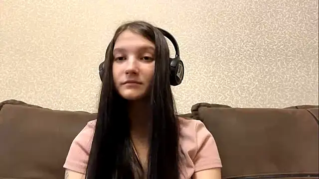 Snapshot of auroracus chatting on 10-24-25, 07:51 auroracus online show from 10-24-25, 07:51