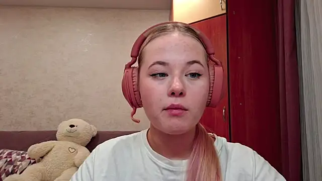 Snapshot of Blu3Oc3an chatting on 10-24-25, 02:49 Blu3Oc3an online show from 10-24-25, 02:49