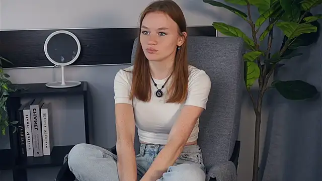 KarlynGow online show from 10-24-25, 05:28