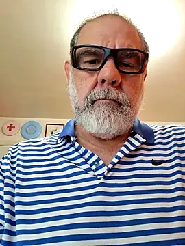 Snapshot of pena633 chatting on 05-20-26, 12:13 pena633 online show from 05-20-26, 12:13