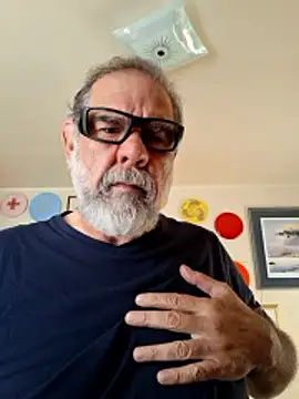 Snapshot of pena633 chatting on 05-11-26, 02:18 pena633 online show from 05-11-26, 02:18
