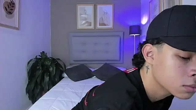 ApoloRicci online show from 10-30-25, 08:17