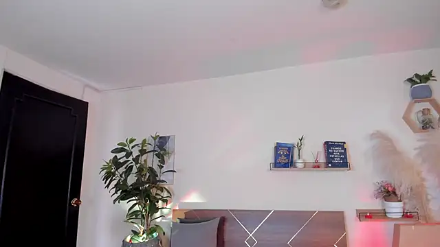 Snapshot of YariRose chatting on 06-20-26, 03:50 YariRose online show from 06-20-26, 03:50