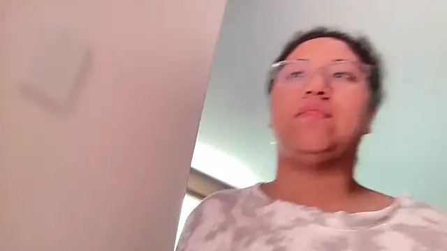 Snapshot of Kmiii21 chatting on 02-10-26, 05:45 Kmiii21 online show from 02-10-26, 05:45