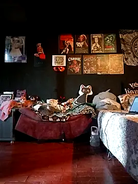 Isis Bathory online show from 10-30-25, 09:55