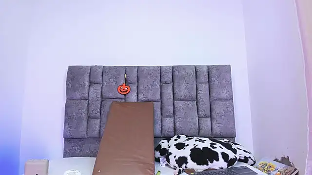 miah storm online show from 10-28-25, 04:24