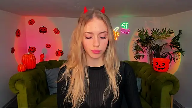 sassy cutie online show from 10-29-25, 06:34