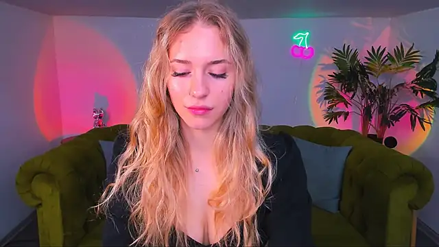 sassy cutie online show from 10-28-25, 06:12