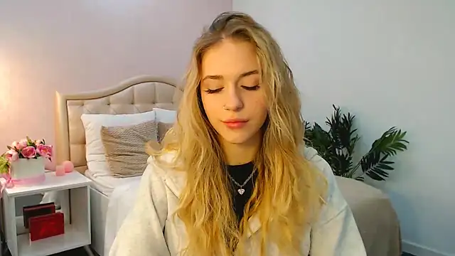 Snapshot of sassy_cutie chatting on 10-22-25, 06:02 sassy cutie online show from 10-22-25, 06:02