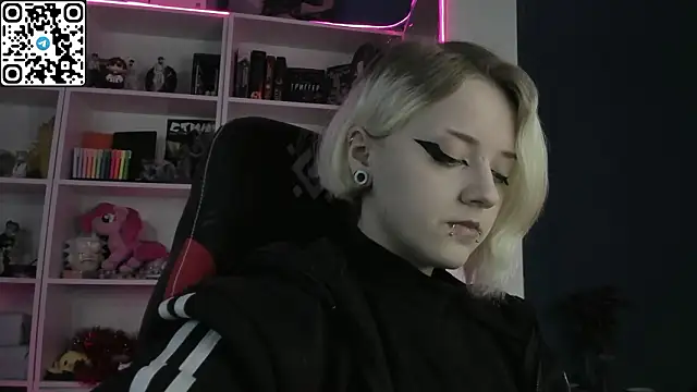 Snapshot of Holy_Mistress_S chatting on 02-21-26, 09:44 Holy Mistress S online show from 02-21-26, 09:44