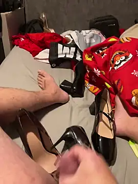 fortheloveofheels74 online show from 12-03-25, 10:31