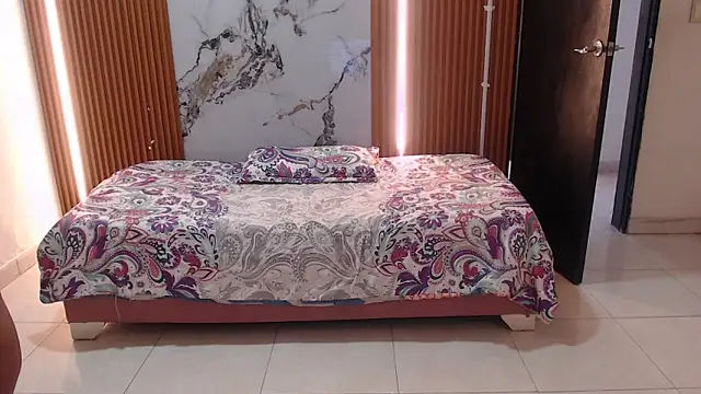 rosselyn  online show from 12-17-25, 08:03