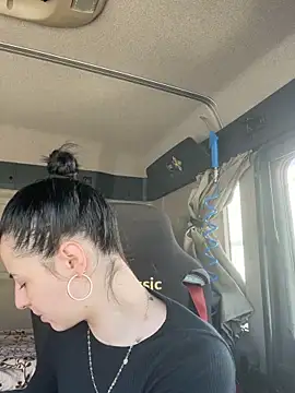 Snapshot of DianaZbo20 chatting on 10-31-25, 08:22 DianaZbo20 online show from 10-31-25, 08:22