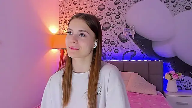 Snapshot of LuisaClover chatting on 05-31-26, 12:44 LuisaClover online show from 05-31-26, 12:44