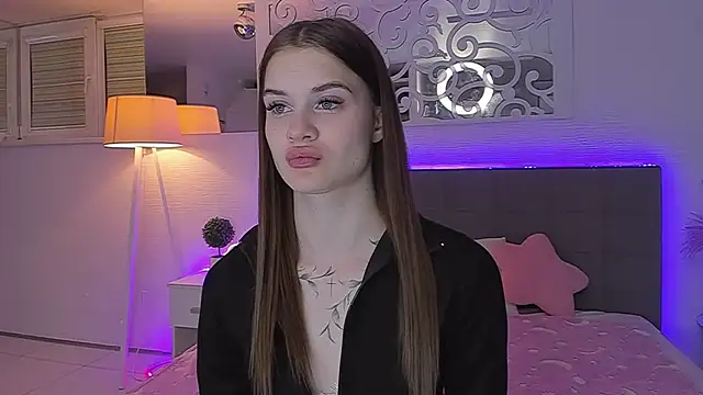 Snapshot of LuisaClover chatting on 04-25-26, 06:27 LuisaClover online show from 04-25-26, 06:27
