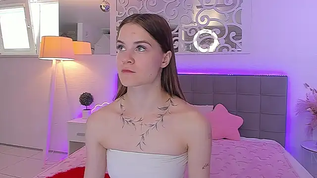 LuisaClover online show from 06-07-26, 12:21