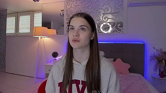 Snapshot of LuisaClover chatting on 04-19-26, 12:17 LuisaClover online show from 04-19-26, 12:17